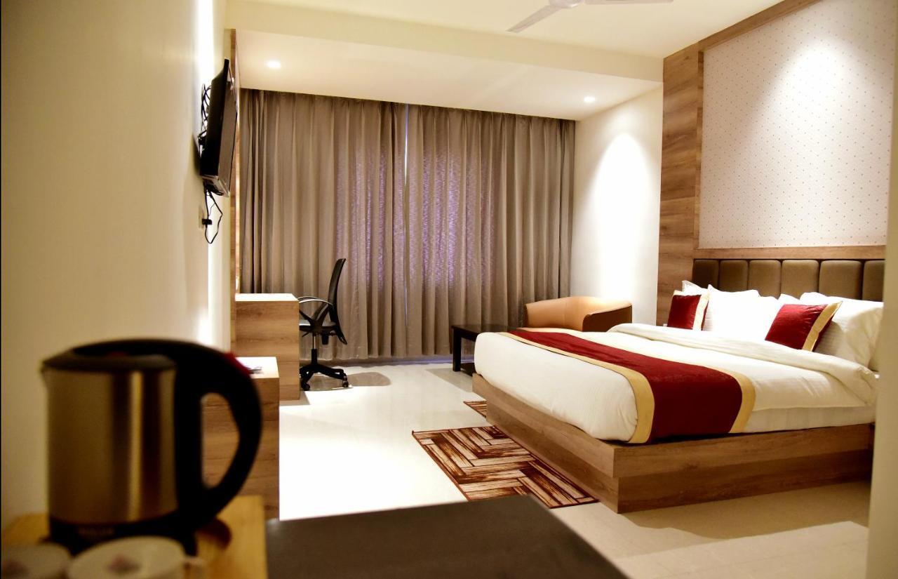 Hotel Crystal Grand Халдвани Экстерьер фото