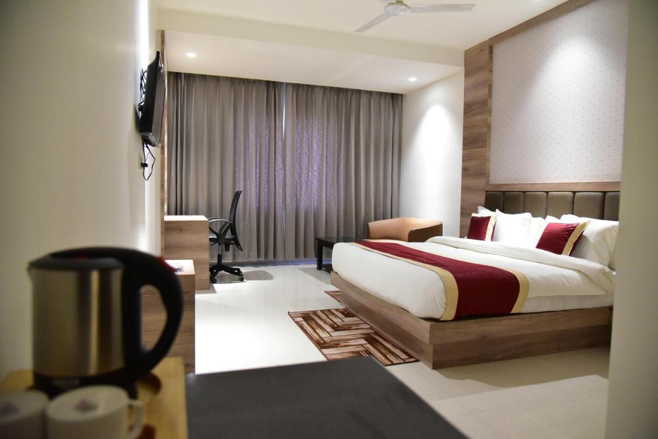Hotel Crystal Grand Халдвани Экстерьер фото