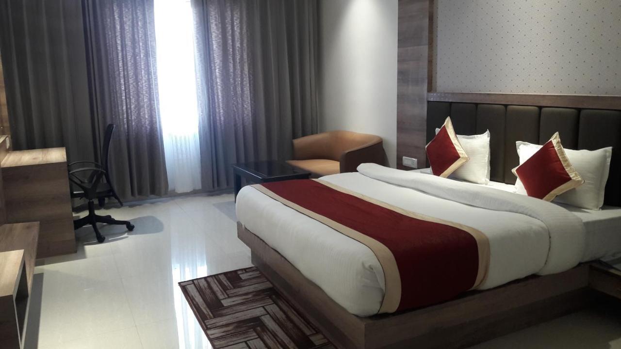 Hotel Crystal Grand Халдвани Экстерьер фото