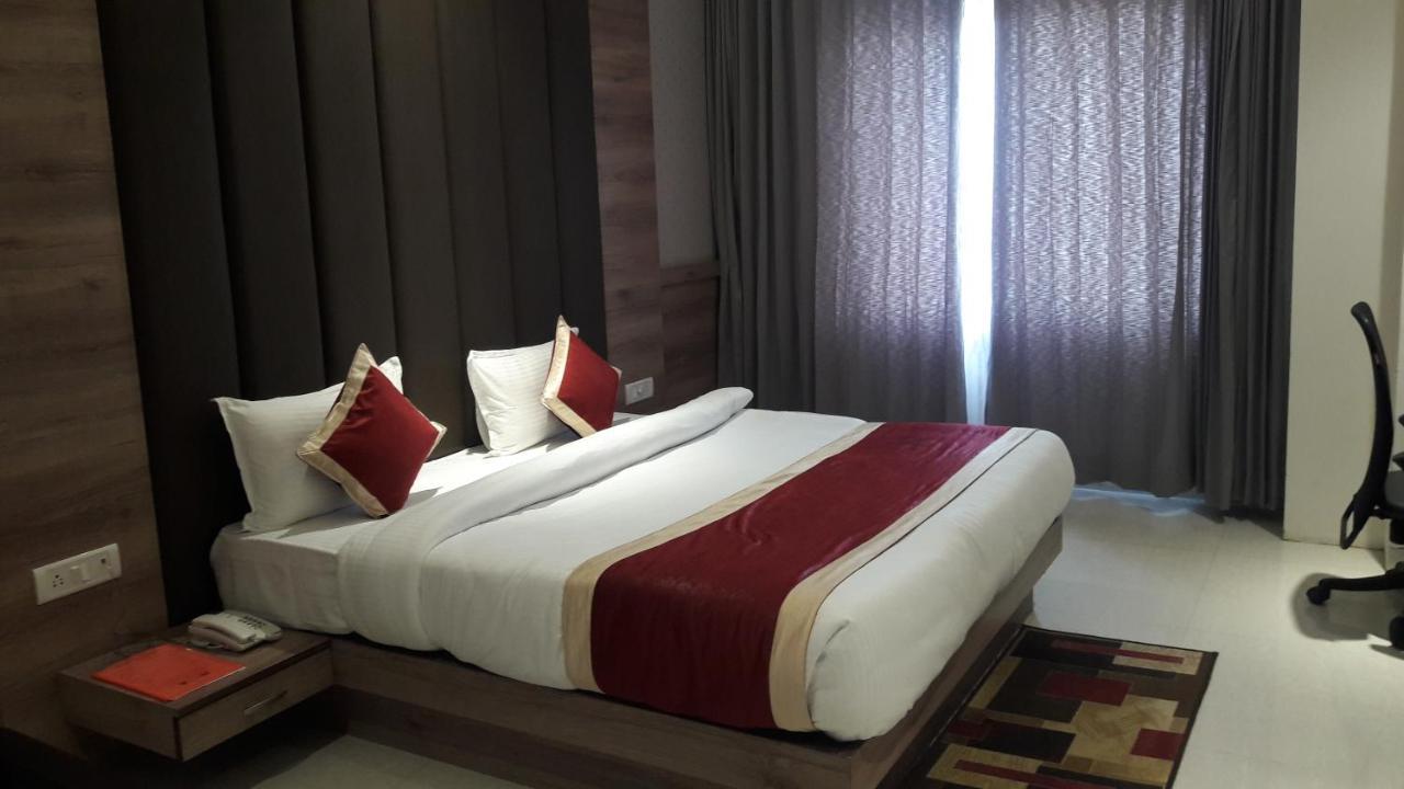 Hotel Crystal Grand Халдвани Экстерьер фото