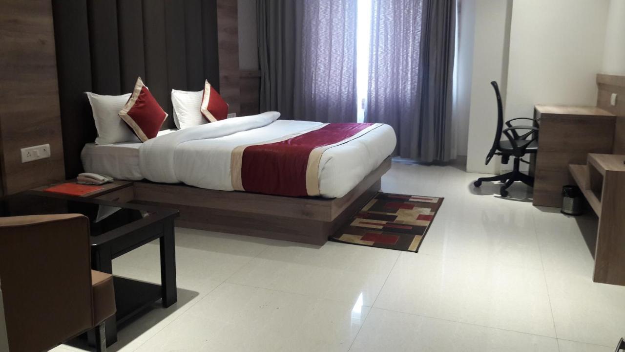 Hotel Crystal Grand Халдвани Экстерьер фото